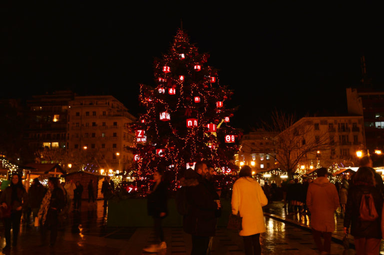 χριστουγεννιατικο-δέντρο-πλατεία-μαγεμένων
