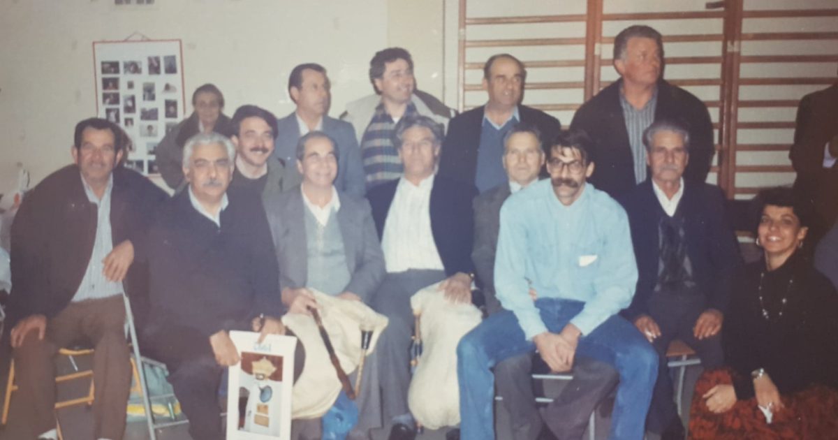 Συνέντευξη: Έθιμα Δωδεκαημέρου στο Μοναστηράκι Δράμας Η ακριτική περιοχή της Δράμας στη Βόρεια Ελλάδα είχε και έχει πλούσιο λαϊκό πολιτισμό, ο οποίος παραμένει αναλλοίωτος στο πέρασμα των Χρόνων. Οι ρίζες του μάλιστα, σύμφωνα με όσα γνωρίζουμε, φτάνουν έως και τους προϊστορικούς χρόνους. Κεντρική θέση στο λαϊκό πολιτισμό της Δράμας κατέχουν τα Δρώμενα των Θεοφανείων. Τα Δρώμενα αυτά τα συναντούμε στα Ντόπια χωριά Μοναστηράκι, Ξηροπόταμος, Πετρούσα, Πύργους, Βώλακας, Καληβρύση, Παγονέρι και στη Νικήσιανη Καβάλας. Παλαιότερα συναντούσαμε και στη Μικρόπολη Δράμας το έθιμο του “Κουδουνά”, το οποίο πλέον δεν τελείται. Ειδικά για το έθιμο στο Μοναστηράκι, τους “Αράπηδες” θα μας διαφωτίσει η οικογένεια Κιάκου, μια οικογένεια που έχει συνδέσει το όνομά της πολύ στενά με τη Λαϊκή Παράδοση του Μοναστηρακίου και όχι μόνο.